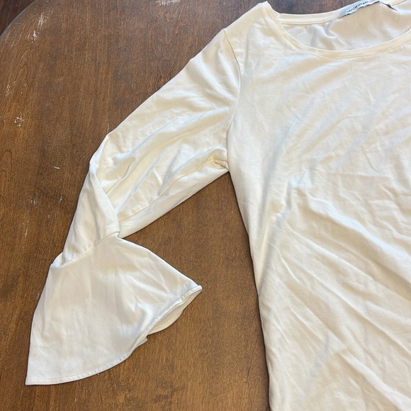 ☃️Isaac Mizrshi oversized 3/4 sleeves soft cream top - Picture 5 of 11